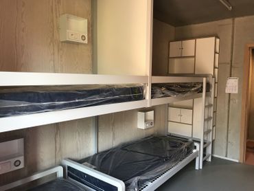 Un mobilier solide et fonctionnel, les chambres sont toutes équipées d'une salle de bain. Un mobilier solide et fonctionnel, les chambres sont toutes équipées d'une salle de bain.