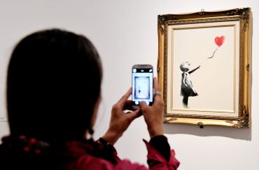 "La petite fille au ballon rouge" représente l'espoir "La petite fille au ballon rouge" représente l'espoir