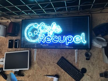 Le Café Recupel offre un café, une bière ou une soupe en échange d'un vieil appareil électro. Le Café Recupel offre un café, une bière ou une soupe en échange d'un vieil appareil électro.
