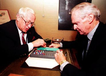 L'agent double du KGB et du MI5, Oleg Gordievsky (à gauche) et le briseur de code Alan Stripp se sont affrontés sur le jeu Mastermind lors d'une réunion à l'occasion du 25e anniversaire du Cabinet War Rooms, le 4 novembre 1997. L'agent double du KGB et du MI5, Oleg Gordievsky (à gauche) et le briseur de code Alan Stripp se sont affrontés sur le jeu Mastermind lors d'une réunion à l'occasion du 25e anniversaire du Cabinet War Rooms, le 4 novembre 1997.