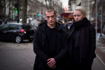 Piotr Pavlenski et sa femme à Paris en 2017 Piotr Pavlenski et sa femme à Paris en 2017