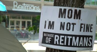 D’habitude, sa pancarte indique toujours « Mom I’M fine », mais à Montréal, il a apporté cette pancarte « Mon I’m not fine » pour montrer son mécontentement. D’habitude, sa pancarte indique toujours « Mom I’M fine », mais à Montréal, il a apporté cette pancarte « Mon I’m not fine » pour montrer son mécontentement.