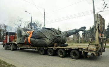 Ukraine : démontage d'une statue de Lénine en 2016 Ukraine : démontage d'une statue de Lénine en 2016