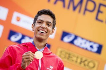 Sacoor, médaille d'or autour du coup et sourire aux lèvres Sacoor, médaille d'or autour du coup et sourire aux lèvres