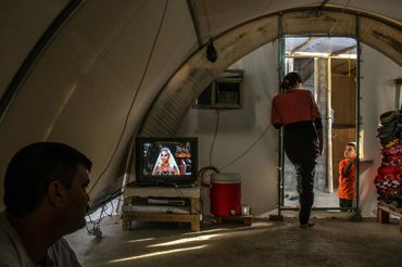Une jeune fille de 15 qui désire être identifiée seulement comme F, à droite, avec son père et son frère de 4 ans. " A chaque fois qu’il venait pour me violer, il priait " raconte F, qui fut capturée par l’Etat Islamique il y a un an et vendue à un combattant irakien.
Une jeune fille de 15 qui désire être identifiée seulement comme F, à droite, avec son père et son frère de 4 ans. " A chaque fois qu’il venait pour me violer, il priait " raconte F, qui fut capturée par l’Etat Islamique il y a un an et vendue à un combattant irakien.