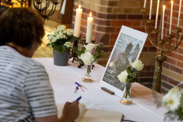 Un livre de condoléances est ouvert à l'église St. Vitus à Hilversum. Un livre de condoléances est ouvert à l'église St. Vitus à Hilversum.