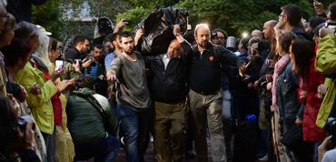 La foule laisse passer un homme portant un sac destiné à un bureau de vote à Barcelone La foule laisse passer un homme portant un sac destiné à un bureau de vote à Barcelone