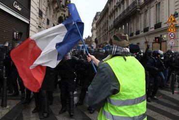 Les gilets jaunes face aux forces de l'ordre. Un deuxième week-end d'affilée sous haute tension à Paris. Les gilets jaunes face aux forces de l'ordre. Un deuxième week-end d'affilée sous haute tension à Paris.