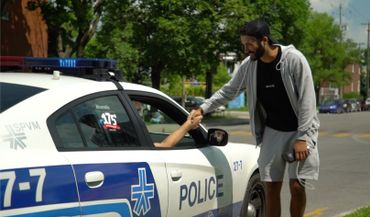 Un policier s’arrête pour demander la raison de ce campement. Il finit par souhaiter bonne chance au Belge et à lui dire que c’est une belle cause qu’il défend. Un policier s’arrête pour demander la raison de ce campement. Il finit par souhaiter bonne chance au Belge et à lui dire que c’est une belle cause qu’il défend.