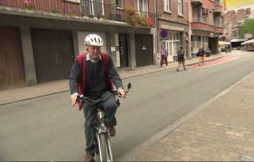Un patient à vélo électrique qui arrive à la maison médicale. Un patient à vélo électrique qui arrive à la maison médicale.