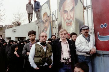 Le journaliste Claude Van Engeland en Iran, entouré du preneur de son Marcel Bertiaux (à gauche), et du caméraman Denis Hénon (à droite). Le journaliste Claude Van Engeland en Iran, entouré du preneur de son Marcel Bertiaux (à gauche), et du caméraman Denis Hénon (à droite).