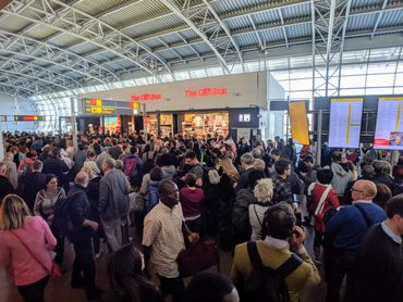 Les voyageurs bloqués à l'aéroport toujours plus nombreux. Les voyageurs bloqués à l'aéroport toujours plus nombreux.