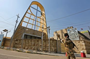 Un membre des forces irakiennes se tient devant l'église syriaque catholique de Notre-Dame de la Délivrance dans le district de Karrada de Bagdad, la capitale irakienne, le 1er mars 2021, au milieu des préparatifs de la visite du pontife. Un membre des forces irakiennes se tient devant l'église syriaque catholique de Notre-Dame de la Délivrance dans le district de Karrada de Bagdad, la capitale irakienne, le 1er mars 2021, au milieu des préparatifs de la visite du pontife.