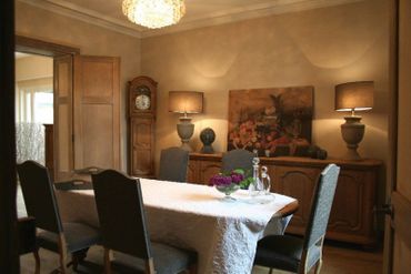 Juste à côté du château et de la ferme, cette belle et grande bâtisse en pierres de Latour est aujourd'hui reconvertie en maison de vacances Juste à côté du château et de la ferme, cette belle et grande bâtisse en pierres de Latour est aujourd'hui reconvertie en maison de vacances