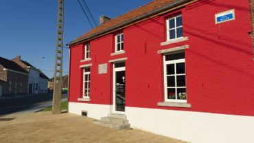 La maison où Vincent Van Gogh vécut quand il séjourna dans la région est rouge sang La maison où Vincent Van Gogh vécut quand il séjourna dans la région est rouge sang