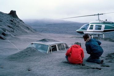 Deux géologues de l'USGS, Don Swanson (en rouge) et son collègue Jim Moore, découvrent une voiture remplie de dépôts de cendres quatre jours après l'éruption du Mont Saint-Helens. Il y retrouveront le cadavre du photographe Reid Blackburn, pris au piège. Deux géologues de l'USGS, Don Swanson (en rouge) et son collègue Jim Moore, découvrent une voiture remplie de dépôts de cendres quatre jours après l'éruption du Mont Saint-Helens. Il y retrouveront le cadavre du photographe Reid Blackburn, pris au piège.