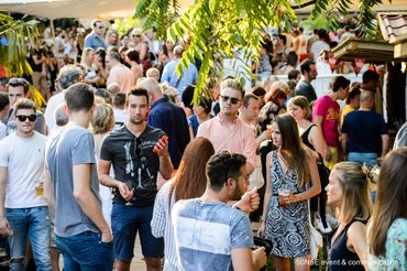 Niché en plein cœur de Charleroi, dans le parc Reine Astrid, Quartier d’Eté vous accueillera du 17 juillet au 9 aout pour une saison estivale riche en couleurs. Niché en plein cœur de Charleroi, dans le parc Reine Astrid, Quartier d’Eté vous accueillera du 17 juillet au 9 aout pour une saison estivale riche en couleurs.