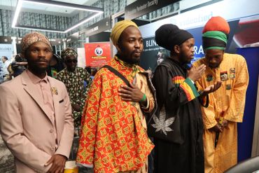 Visisteurs rastas au Salon du Cannabis à Pretoria.