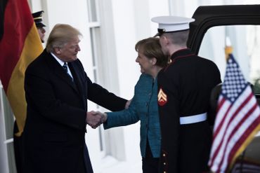 Donald Trump accueille Angela Merkel avec... une poignée de main Donald Trump accueille Angela Merkel avec... une poignée de main