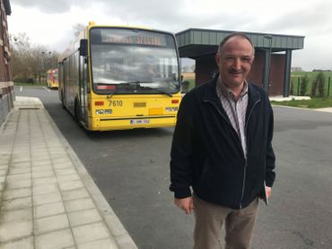 Le bougmestre de Hamme-sur-Heure-Nalinnes, Yves Binon (MR), a décidé de suspendre momentanément les trajets de bus scolaire avec le TEC©️RTBF Le bougmestre de Hamme-sur-Heure-Nalinnes, Yves Binon (MR), a décidé de suspendre momentanément les trajets de bus scolaire avec le TEC©️RTBF