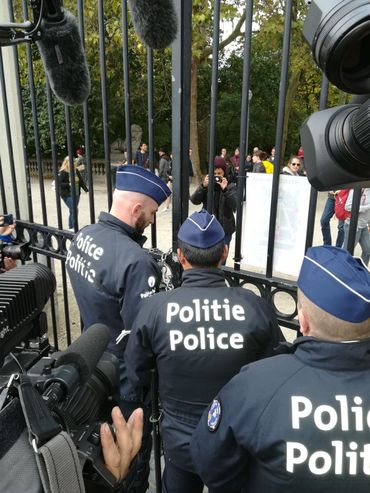 Extinction Rebellion: la police entame la dispersion des manifestants de la Place Royale Extinction Rebellion: la police entame la dispersion des manifestants de la Place Royale