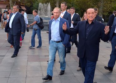Italie: Berlusconi attaque l'UE pour s'aligner sur la droite populiste Italie: Berlusconi attaque l'UE pour s'aligner sur la droite populiste