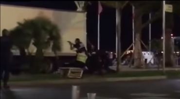 L'homme à terre était en réalité un touriste égyptien, selon une source policière du Monde. L'homme à terre était en réalité un touriste égyptien, selon une source policière du Monde.