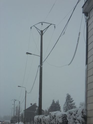 Les coupures se sont vraisemblablement produites entres Aineffe et Viemme où une ligne basse tentions a cédé sous le poids de la neige. Les coupures se sont vraisemblablement produites entres Aineffe et Viemme où une ligne basse tentions a cédé sous le poids de la neige.