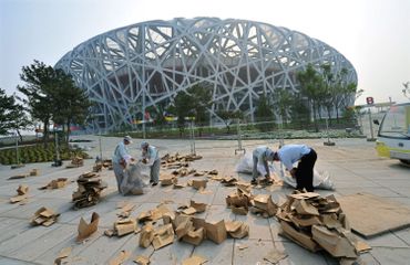 Le Stade national, également surnommé "Nid d'oiseau", a été la principale structure des Jeux olympiques d'été de 2008 de Pékin. Ai Weiwei avait participé à sa réalisation en qualité de conseiller artistique. Le Stade national, également surnommé "Nid d'oiseau", a été la principale structure des Jeux olympiques d'été de 2008 de Pékin. Ai Weiwei avait participé à sa réalisation en qualité de conseiller artistique.