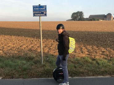 Depuis 2 ans, Christophe a décidé de se déplacer avec une monoroue électrique pour aller travailler. Depuis 2 ans, Christophe a décidé de se déplacer avec une monoroue électrique pour aller travailler.