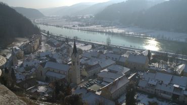 Avec ses collines enneigées et ses nombreuses églises, la petite ville présente un cadre parfait pour ce conte de fée du XXIe siècle. Avec ses collines enneigées et ses nombreuses églises, la petite ville présente un cadre parfait pour ce conte de fée du XXIe siècle.