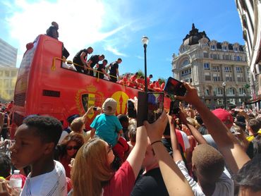 Une foule en liesse attend impatiemment les Diables rouges à la Grand-Place de Bruxelles Une foule en liesse attend impatiemment les Diables rouges à la Grand-Place de Bruxelles