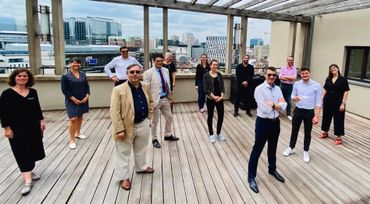 Experts, porte-paroles et interprètes réunis sur la terrasse du Residence Palace, le bâtiment bruxellois où se tiennent les conférences de presse du centre de crise. Experts, porte-paroles et interprètes réunis sur la terrasse du Residence Palace, le bâtiment bruxellois où se tiennent les conférences de presse du centre de crise.