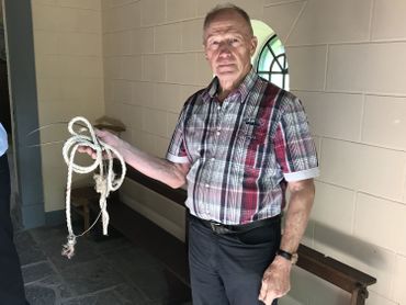 Jacques Solheid, le président du conseil de la fabrique d’église de Xhoffraix nous montre tout ce qui reste de la cloche Jacques Solheid, le président du conseil de la fabrique d’église de Xhoffraix nous montre tout ce qui reste de la cloche