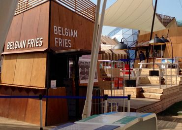Notre pavillon vend une tonne et demi de frites par jour. Une manière de rentabiliser commercialement l’investissement belge dans l’exposition Notre pavillon vend une tonne et demi de frites par jour. Une manière de rentabiliser commercialement l’investissement belge dans l’exposition