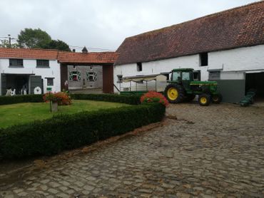 Lla Ferme pédagogique de la Vallée est une splendide ferme typiquement brabançonne avec sa cour carrée, entourée de bâtiments, que l’on chaule chaque année. Lla Ferme pédagogique de la Vallée est une splendide ferme typiquement brabançonne avec sa cour carrée, entourée de bâtiments, que l’on chaule chaque année.