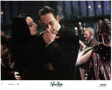 Morticia et Gomez, les inquiétants parents de la famille Addams, dans l'adaptation des années 90' Morticia et Gomez, les inquiétants parents de la famille Addams, dans l'adaptation des années 90'