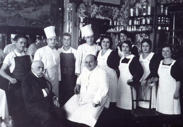 Auguste Escoffier (en bas à droite), posant avec l'équipe d'un grand restaurant de Nice, en 1930 Auguste Escoffier (en bas à droite), posant avec l'équipe d'un grand restaurant de Nice, en 1930