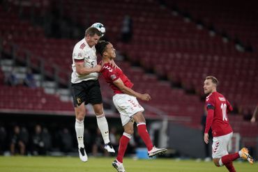 Jan Vertonghen au duel avec Poulsen Jan Vertonghen au duel avec Poulsen