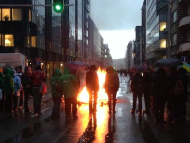 Le feu de palettes au milieu de la rue Belliard. Le feu de palettes au milieu de la rue Belliard.