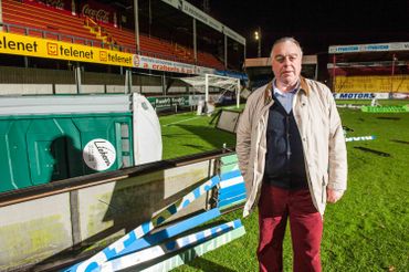 Le président du club de football KV Malines, Johan Timmermans, au milieu des dégâts provoqués par la tempête Le président du club de football KV Malines, Johan Timmermans, au milieu des dégâts provoqués par la tempête