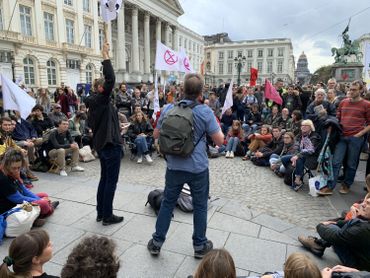 Les manifestants discutent au milieu de la place des Palais. Les manifestants discutent au milieu de la place des Palais.