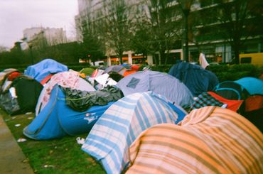 Grâce à des appareils photo jetables, des réfugiés immortalisent leur vie à Paris. Grâce à des appareils photo jetables, des réfugiés immortalisent leur vie à Paris.