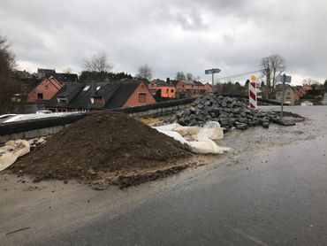 Des plannings plus serrés, une pression plus forte... les entrepreneurs de travaux publics n'y voient pas une coïncidence... Tout doit être prêt avant octobre! Des plannings plus serrés, une pression plus forte... les entrepreneurs de travaux publics n'y voient pas une coïncidence... Tout doit être prêt avant octobre!