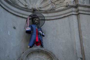 Manneken-Pis vêtu d'un "hanbok", tenue traditionnelle coréenne. Manneken-Pis vêtu d'un "hanbok", tenue traditionnelle coréenne.