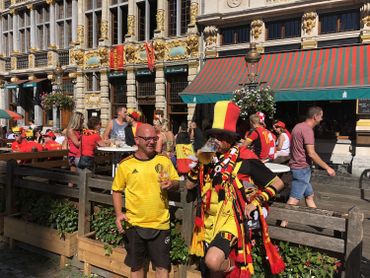 Il y a déjà du monde sur la Grand-Place de Bruxelles pour accueillir les Diables rouges Il y a déjà du monde sur la Grand-Place de Bruxelles pour accueillir les Diables rouges