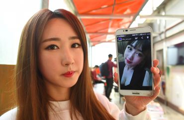 Lee So-Young (Seul-Bee), membre de SixBomb, montre une photo d'elle avant ses opérations de chirurgie esthétique le 16 mars 2017 à Séoul Lee So-Young (Seul-Bee), membre de SixBomb, montre une photo d'elle avant ses opérations de chirurgie esthétique le 16 mars 2017 à Séoul
