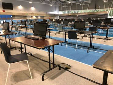 La piste d'athlétisme sera occupée par ces bureaux jusqu'à la fin de la session La piste d'athlétisme sera occupée par ces bureaux jusqu'à la fin de la session