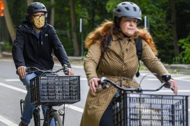 Tout cycliste doit disposer d'un équipement adéquat en termes de freins, de sonnette et d'éclairage. Tout cycliste doit disposer d'un équipement adéquat en termes de freins, de sonnette et d'éclairage.