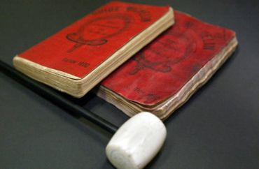 Photo d'un vrai (à gauche) et d'un faux guides Michelin datant de 1900, prise, le 22 juillet 2005 à l'hôtel des ventes de Clermont-Ferrand Photo d'un vrai (à gauche) et d'un faux guides Michelin datant de 1900, prise, le 22 juillet 2005 à l'hôtel des ventes de Clermont-Ferrand